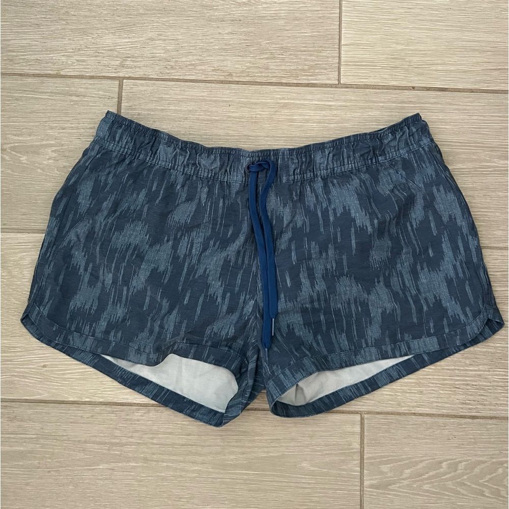 Prana women’s shorts size L Blue draw string zipper pocket